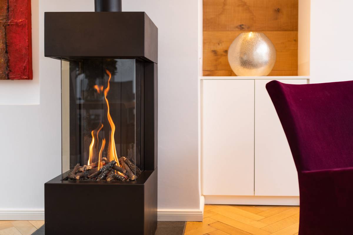 Wohnbereich der Ferienwohnung Norderney mit Gas-Kaminofen