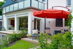 Terrasse der barrierefreien Ferienwohnung Norderney mit Blick in den Garten