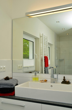 Ebenerdige Dusche im barrierefreien Bad der Ferienwohnung Deichgraf