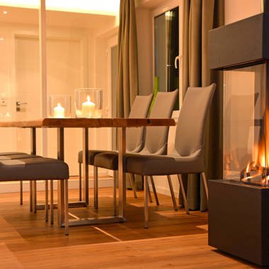 haus_storchennest-ferienwohnung_georgshoehe-wohnbereich-abends-1 Kamin in einer winterlichen Ferienwohnung Norderney